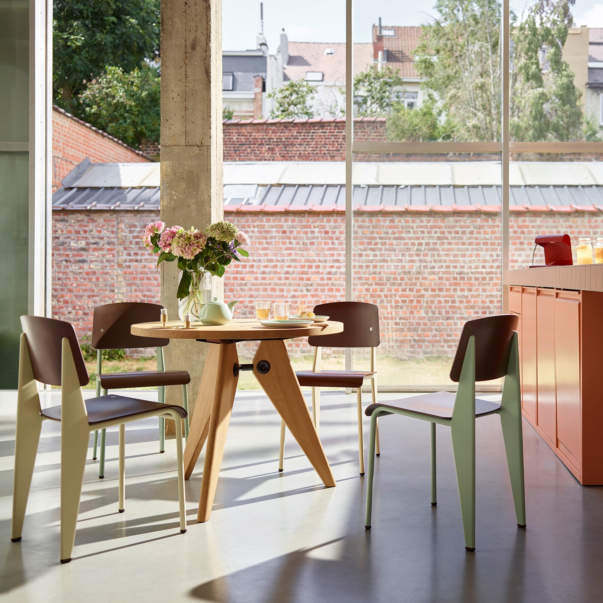 Guéridon Table, 1050 mm, Natural oak solid, oiled | Vitra | by