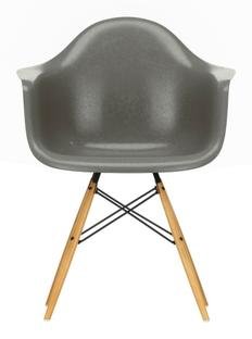 Eames Fiberglass Armchair DAW, Eames raw umber, Yellowish maple